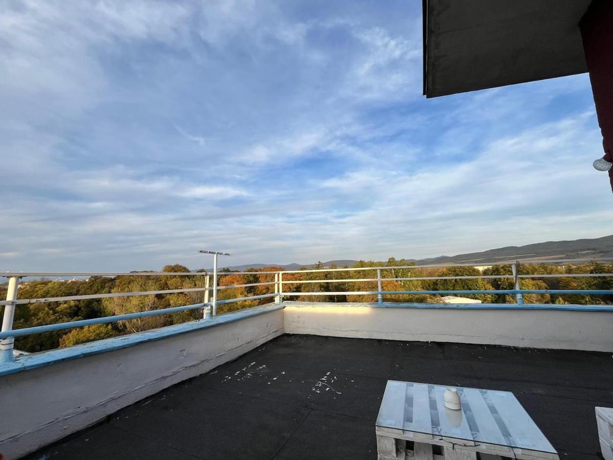 Rooftop Apartment With City Park View Piest'any Exterior photo